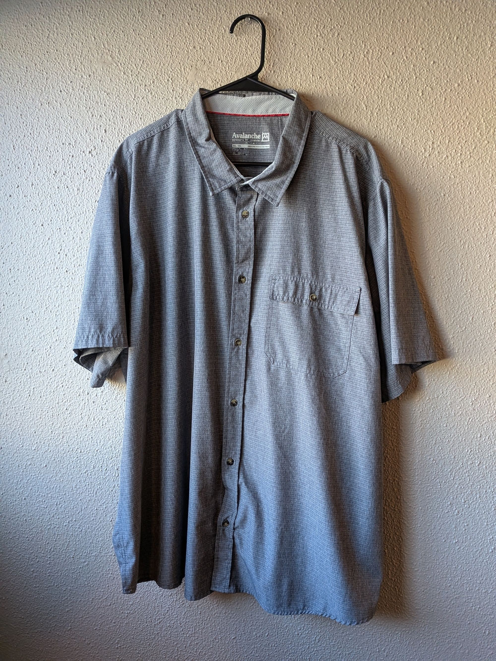 Avalanche Men’s Short Sleeve Button-Up Shirt in Light Gray